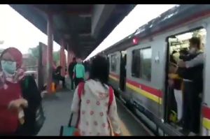 Gangguan Commuter Line, Terjadi Penumpukan di Stasiun Rawa Buaya