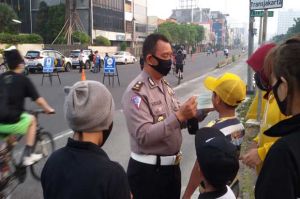 Polisi Bagikan Masker dan Layanan SIM Keliling di Hari Minggu