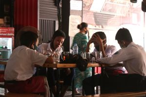 Tak Miliki Biaya Beli Paket, Siswa SMP di Surabaya Sekolah di Warkop