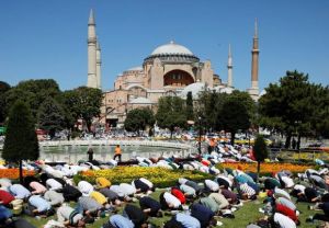 Salat Jumat Perdana di Hagia Sophia Disambut Antusias