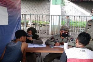 Operasi Kepatuhan Daerah, Petugas Gabungan Kecamatan Pasar Rebo Tindak 50 Pelanggar