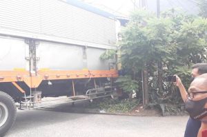 Rumah Rusak Diseruduk Truk, Pemilik Tuntut Ganti Rugi Rp79 juta
