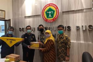 Peduli Perawat Indonesia, UI Salurkan Ribuan Botol Hand Sanitizer dan Alat Kebersihan Diri