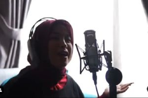 Tantri Kotak Ikut Cover Lagu Tema Perjuangan Milik Melly Goeslow