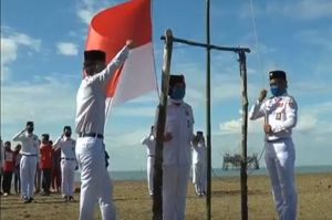 Pengibaran Bendera Merah Putih di Pantai Teluk Bone