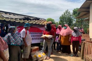 Bantu Korban Longsor di Bogor, Seniman dan Mahasiswa Papua Tebar Sembako