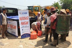 Indonesia Care Gandeng UMKM, Bagikan Paket Makan Gratis di Kampung Pemulung Cipeucang