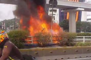 Mobil Mewah Terbakar di Tol Dalam Kota KM 1.200, Lalu Lintas Tersendat