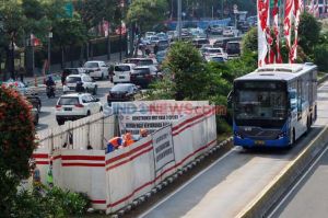 Pengerjaan MRT Fase II, JPO Bank Indonesia Mulai Dibongkar