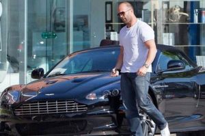 Warga Inggris Ingin Jason Statham Jadi Pengantar Mobil