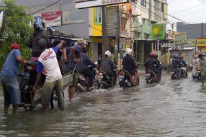 Diguyur Hujan Empat Jam, Jalanan di Jakbar Tergenang