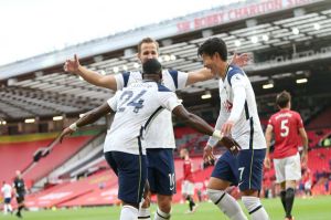 Dipermak Tottenham, Neville Soroti Minimnya Pergerakan Man United di Bursa Transfer