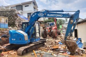 2 Alat Berat Bersihkan Tanah dan Material Longsor di Ciganjur Jakarta Selatan