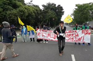 Demo Tolak Omnibus Law Cipta Kerja, Mahasiswa Tutup Jalan Pemuda Pulogadung