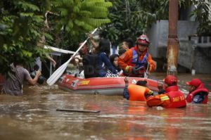 Jakarta Hadapi Banjir, Tambang hingga Perahu Karet Disiagakan