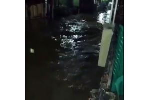 Perumahan Vila Nusa Indah Bekasi Terendam Banjir 2 Meter