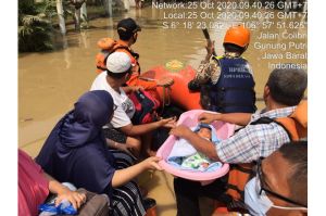 Sebelum Surut, Basarnas Evakuasi 25 Korban Banjir di Bekasi dan Bogor