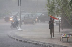 Jakarta Diguyur Hujan, 7 Ruas Jalan Tergenang dan 4 RT Terendam Banjir