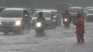 Jalan Raya Taman Mini Banjir, Banyak Kendaraan Mati Mesin