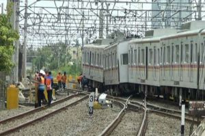 KRL Bekasi - Jakarta Kota Anjlok di Stasiun Kampung Bandan, Sejumlah Perjalanan Dialihkan