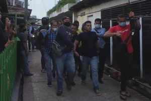 Warga Serang Polisi Saat Tangkap Bandar Narkoba di Pekanbaru