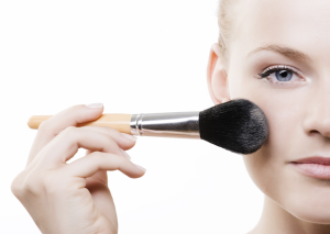 10 Cara Menyembunyikan Bekas Jerawat dengan Makeup