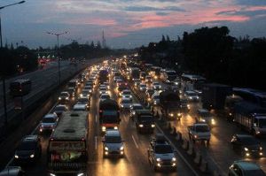 Jelang Kedatangan Habib Rizieq, Kendaraan di Tol Menuju Bandara Soetta Padat