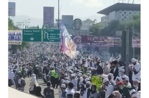 Habib Rizieq Shihab ke Puncak, Ribuan Orang Padati Simpang Gadog