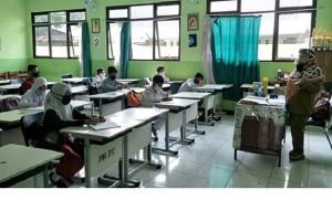 Siswa di Blitar Kembali Belajar Tatap Muka, Wali Murid: Tidak Efektif