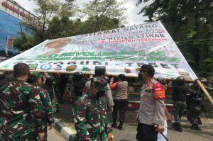 TNI/Polri Robohkan Baliho Raksasa Habib Rizieq di Setiabudi Jaksel