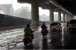 Diguyur Hujan Lebat, Ruas Jalan DI Panjaitan Jakarta Timur Tergenang Banjir