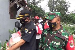 TNI-Polri Bagikan Bansos dari Patri dan Kemensos di Jaktim