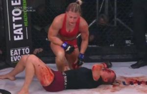 Menjijikkan! Wanita Petarung MMA Ini Telan Darah Segar Musuhnya