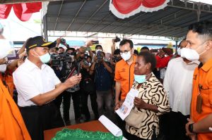 Emban Tugas Baru, PT Pos Salurkan Sembako Tunai di Papua