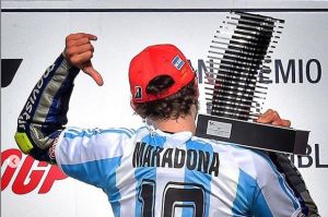 Maradona Hadir di Garasi Yamaha hingga Cium Tangan Rossi