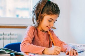 Pentingnya Menjaga Minat Menulis Anak di Era Perkembangan Digital