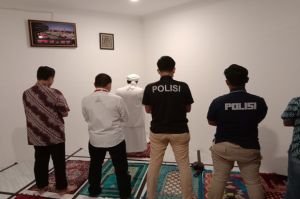 Diperlakukan Humanis, Habib Rizieq Jadi Imam Salat Maghrib di Polda Metro Jaya