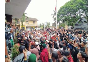Ratusan Orang Geruduk Mapolres Bogor Kota Minta Habib Rizieq Shihab Dibebaskan