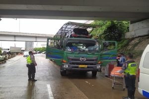 Petugas Evakuasi Sopir Truk Triler yang Pingsan di Tol Cikampek