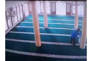 Terekam CCTV, Maling Ini Kuras Isi Kotak Amal di Masjid Kalideres