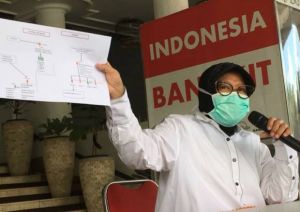 Mensos Risma Kunjungi Pemulung Kali Ciliwung, Warganet: Siapa Tuh yang Mau Nyaingin Gubernur Jakarta?