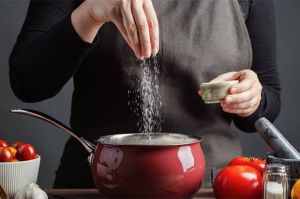 Tips Kendalikan Asupan Garam pada Makanan