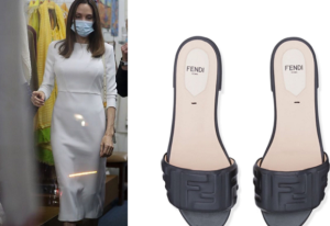 Tampil Elegan, Angelina Jolie Kenakan Sandal & Tas Brand Mewah