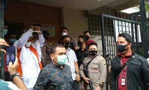 Habib Rizieq Tinggalkan Polda Metro Jaya, Kenakan Gamis Putih Berbalut Baju Tahanan