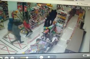 Terekam CCTV, Perampok Bercelurit di Ciputat Kuras Brankas Minimarket Rp36 Juta