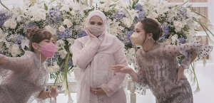 Pangling Banget, Zaskia Sungkar Bergaun Pink Beige di 7 Bulanan