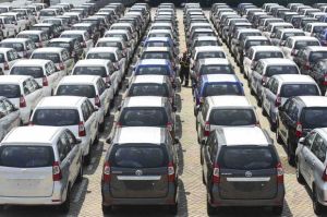Penjualan Mobil Tahun Lalu Anjlok Sebesar 50 Persen