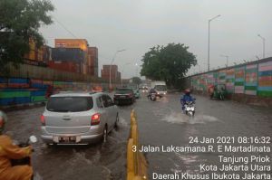 Diguyur Hujan Deras, Jalanan di Samping Terminal Bus Tanjung Priok Tergenang