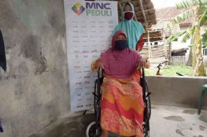 Marwiyah Warga Bekasi Senang Dapat Kursi Roda dari MNC Peduli