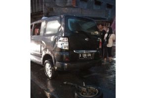 Mobil Pribadi Tabrak Separator Busway di Kramat Raya